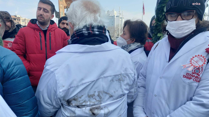 89 yaşındaki doktor çamurlu önlüğünü İstanbul Tabip Odası'na emanet etti