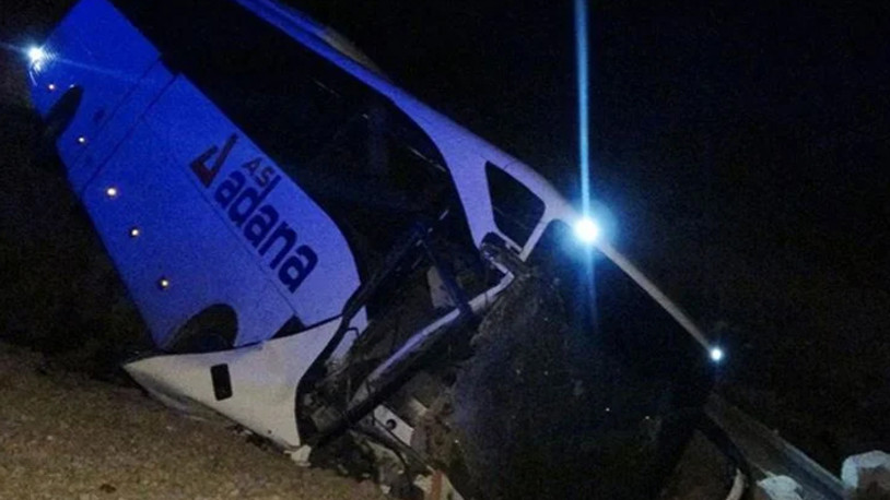 Adana'da korkunç kaza... Otobüs şarampole devrildi