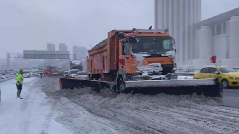 Beyaza bürünen İstanbul'da yol durumu