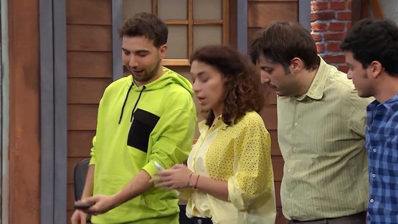 Çok Güzel Hareketler’den 'telefonunu çıkar göster' skeci