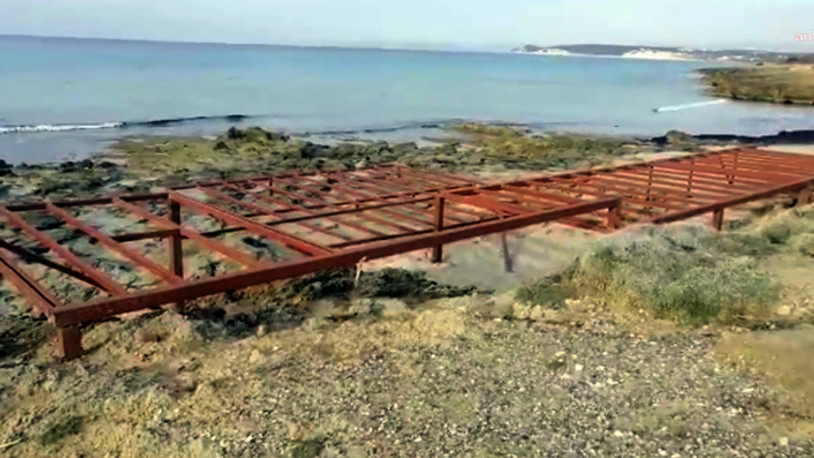 İzmir Altınkum Plajı'nda tahribat sürüyor 