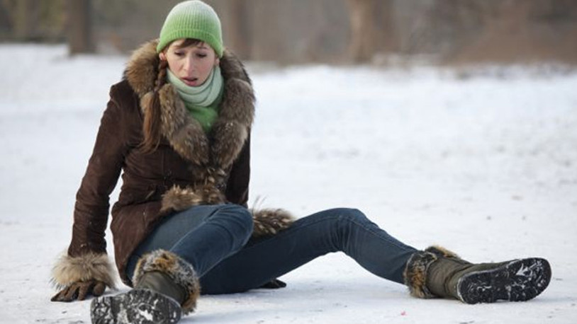 Karlı ve buzlu yolda yürümenin püf noktaları