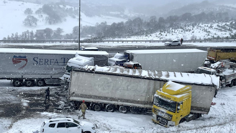 Kuzey Marmara Otoyolu'nda 4 TIR birbirine girdi