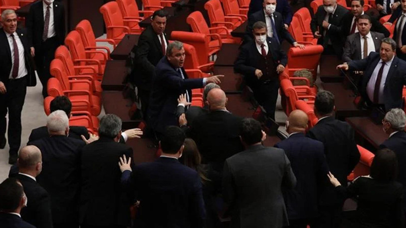 Meclis'te gerginlik: MHP'li Varlı, CHP'li milletvekillerinin üzerine yürüdü