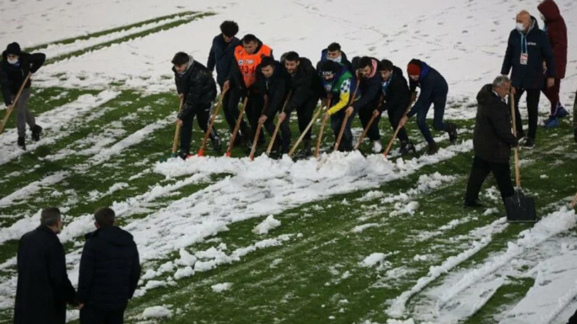 Rize'de taraftarlar sahaya indi, kar temizledi 