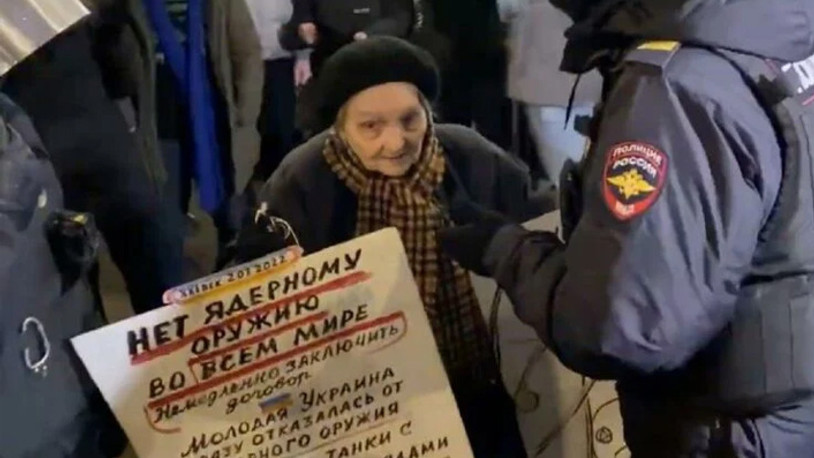 Rus polisi, savaş karşıtı yaşlı kadını gözaltına aldı: Görüntüler gündem oldu