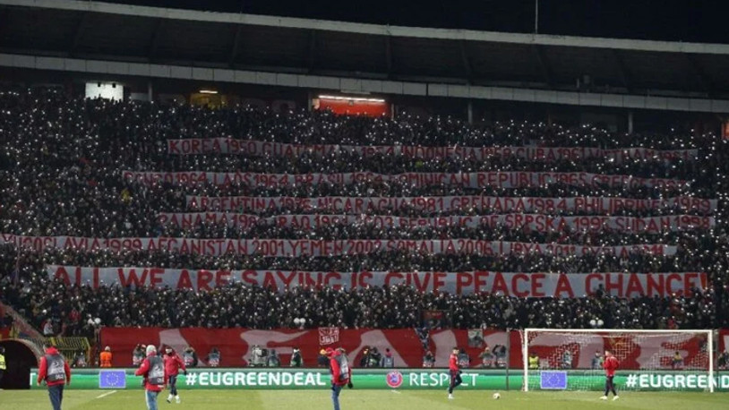Sırp taraftarlardan Avrupa'yı sarsan pankartlar: ABD'nin savaşları
