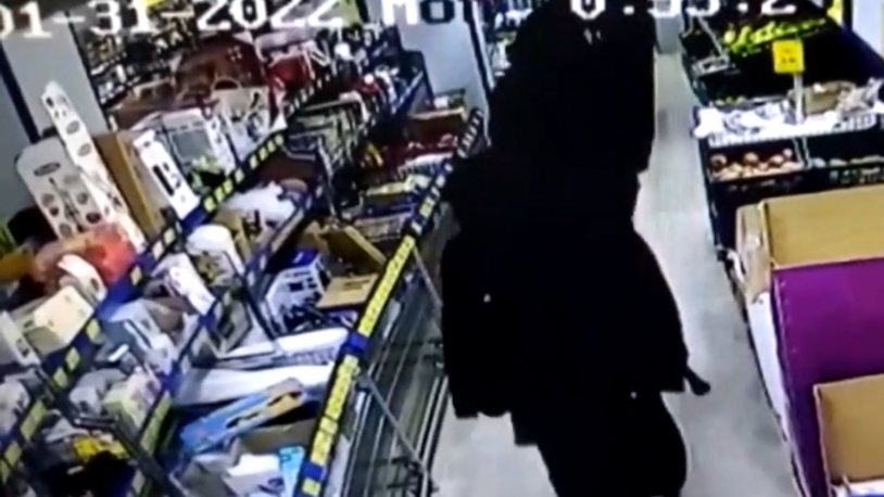 Sultanbeyli'de film gibi olay: Oyuncak silahla market soymaya çalıştılar