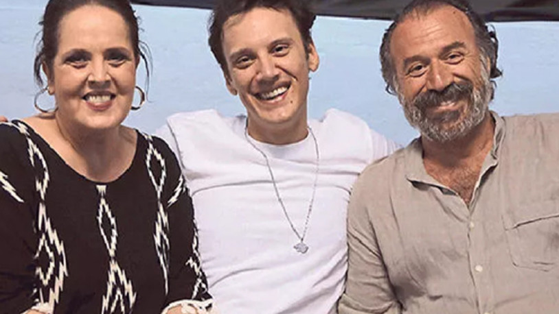 Ünlü şarkıcı Edis babasını 'Yeni Türkü'yle' duygulandırdı