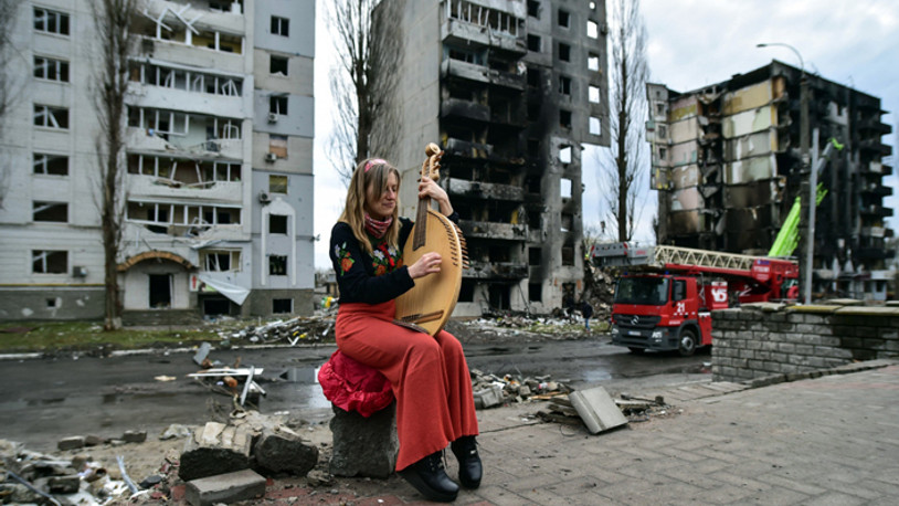 Borodyanka'da bir müzisyen, saldırılara müziği ile tepki gösterdi 