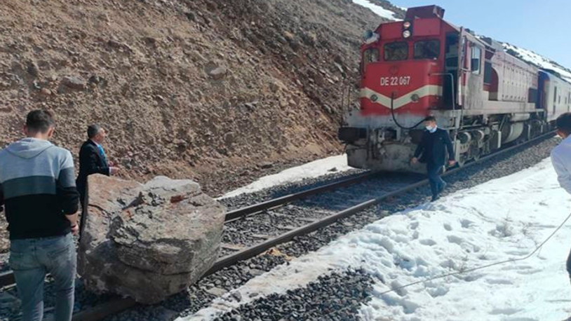 Doğu Ekspresi'ne kaya engeli! Yolcuların çabasıyla yol açıldı