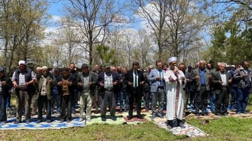 AKP'li belediye başkanı ve kaymakam yağmur duasına çıktı