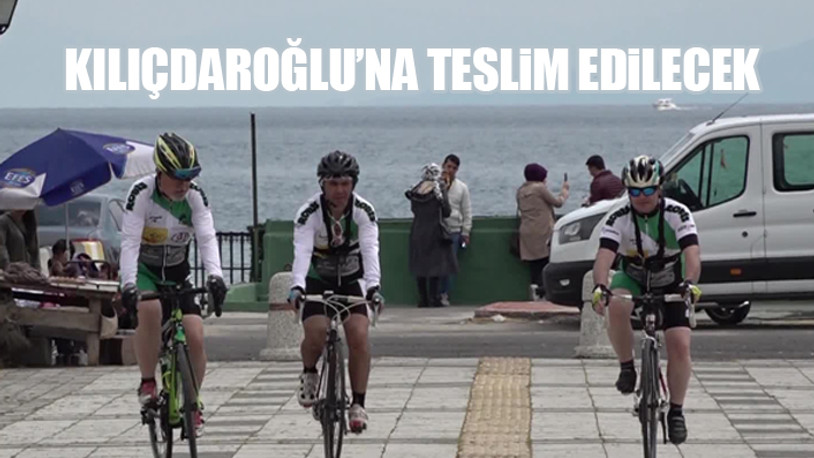 Atatürk'ün doğduğu evden aldıkları toprağı Samsun'a götürmek için bisikletle yola çıktılar