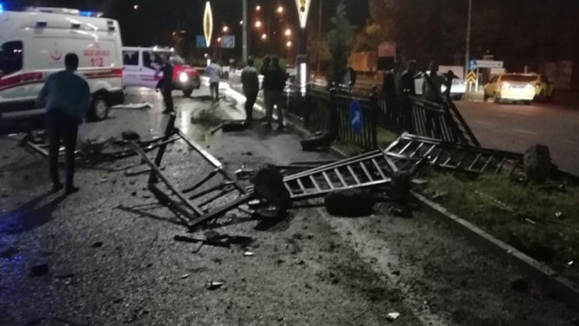 Bingöl'de kontrolden çıkan otomobil bariyerler çarptı: 2 ölü