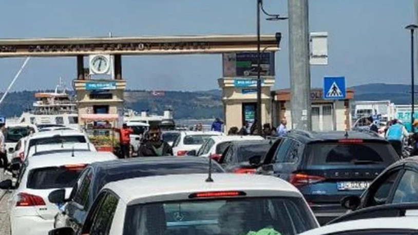 Çanakkale'de bayram dönüşü yoğunluğu: Vatandaşın feribot tercihi değişmedi