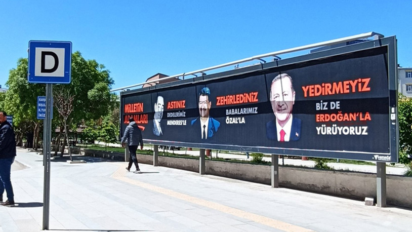 CHP’nin çalıştayı öncesi AKP'den bayrak ve afişli provokasyon 