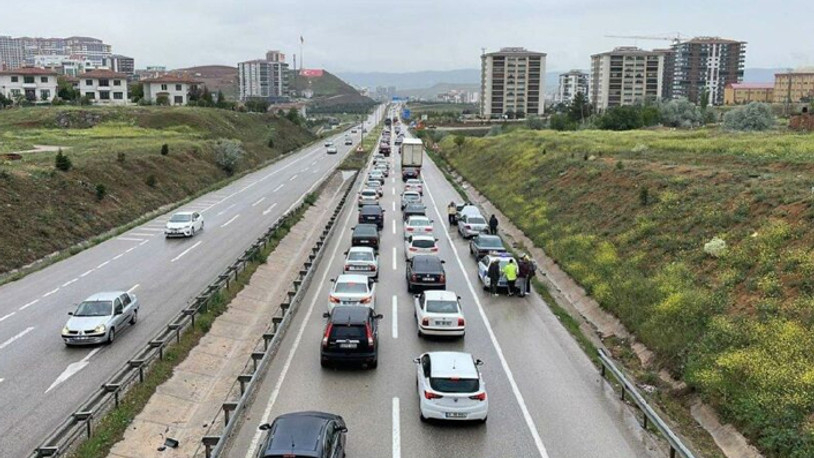 ‘Kilit kavşak’ta bayram dönüşü yoğunluğu