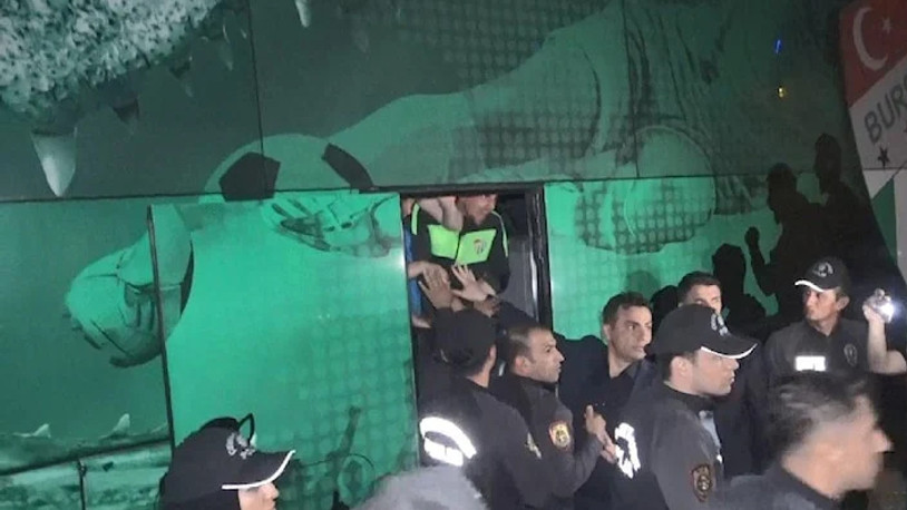 Küme düşen Bursaspor'a taraftarlarından sert tepki: 3 saat stattan çıkamadılar