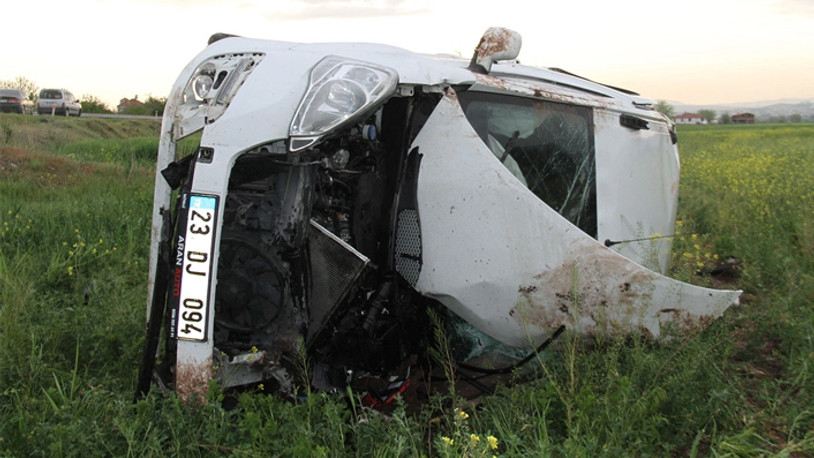 Otomobil şarampole yuvarlandı: 2'si ağır 8 yaralı