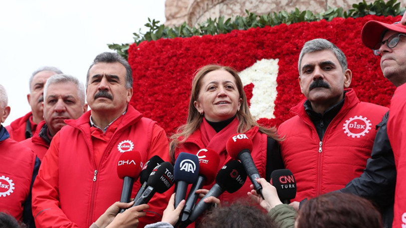 Sendikalar Taksim'deki Cumhuriyet Anıtı'na çelenk bıraktı