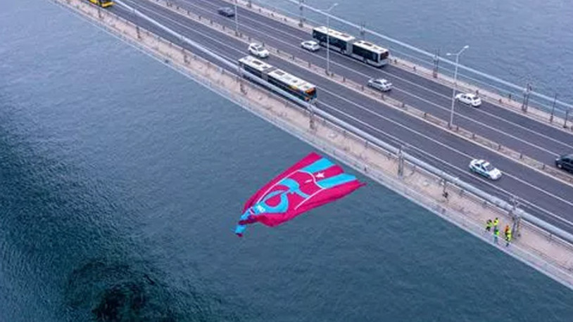Trabzonspor bayrağı İstanbul Boğazı'na asıldı