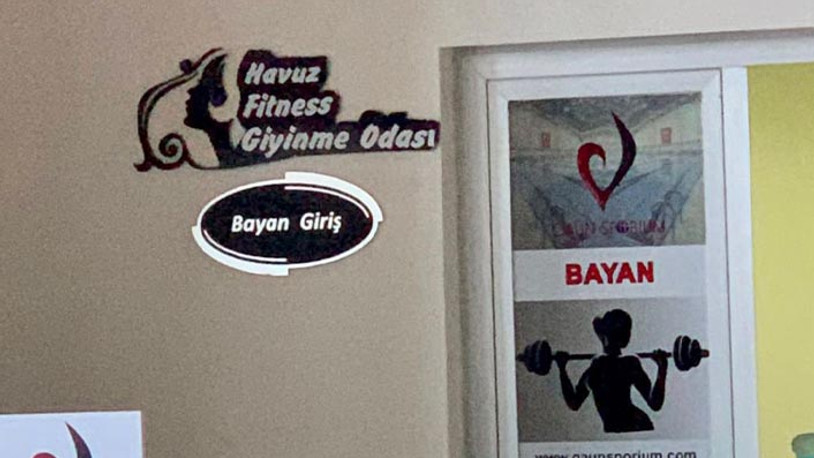 Üniversitede skandal: Rektör, soyunma odasında yaptığı değişikliği dev ekrana yansıttı