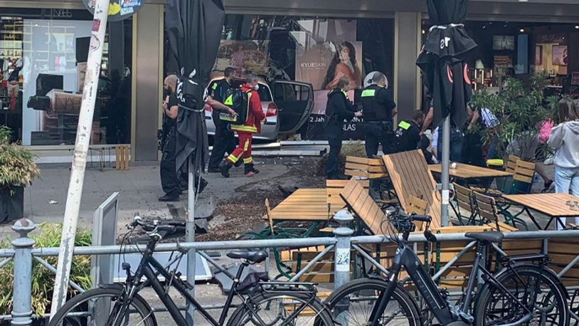 Almanya'da bir araç kalabalığın içine daldı: 1 ölü, 30 yaralı