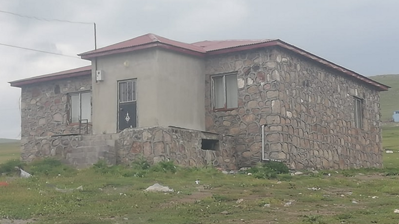 Caminin tarihi halılarını çaldılar