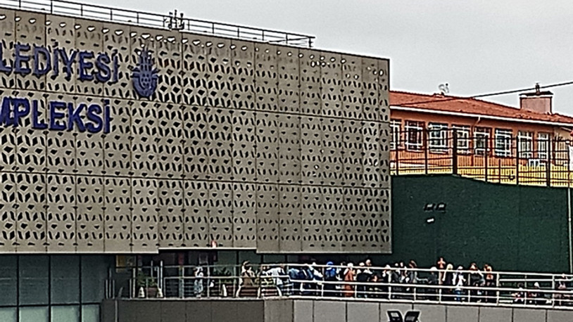 Elektriği ve suyu kesilen Fetihtepeliler, yıkanmak için İBB'nin spor kompleksine gitti