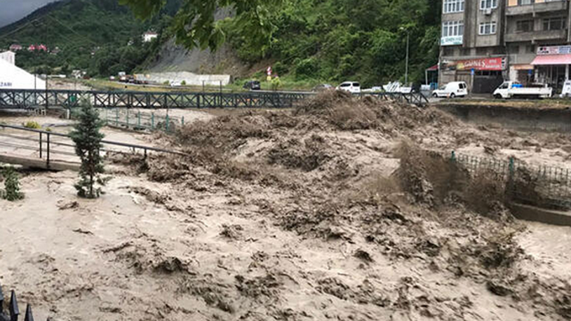 İnebolu'da çay taştı, köprüler çöktü