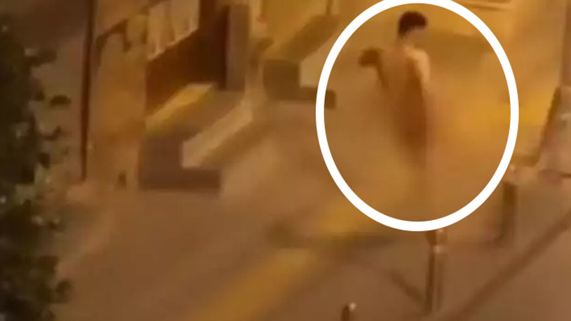 İstanbul'da bir vatandaş çırılçıplak koştu, önüne gelen her şeye tekme attı