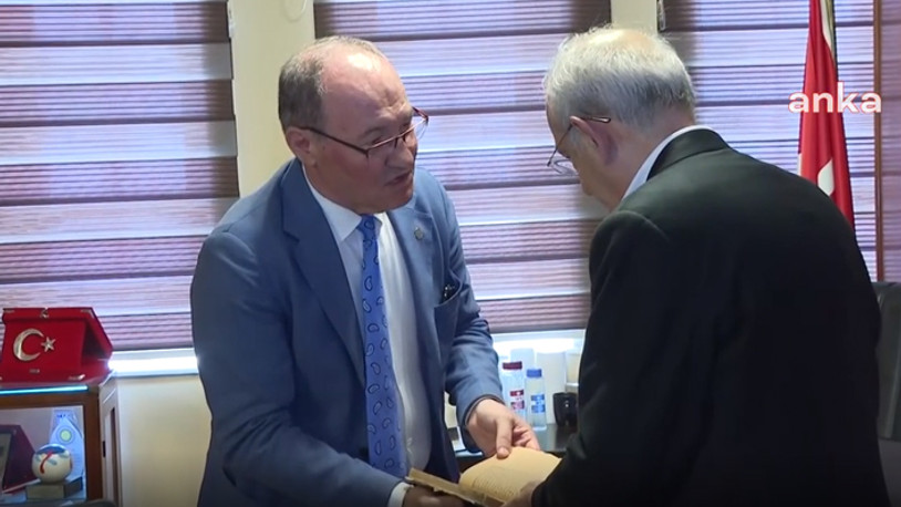 Kılıçdaroğlu, İzmir'de Milli Kütüphane Vakfı'nı ziyaret etti: 80 yıl sonra gelen ilk genel başkan sizsiniz