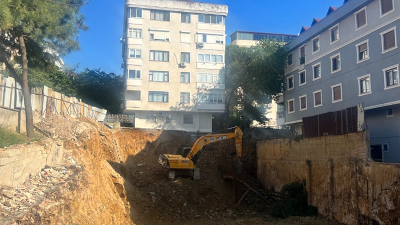 Korku dolu anlar: Otoparkı çöken bina mühürlendi