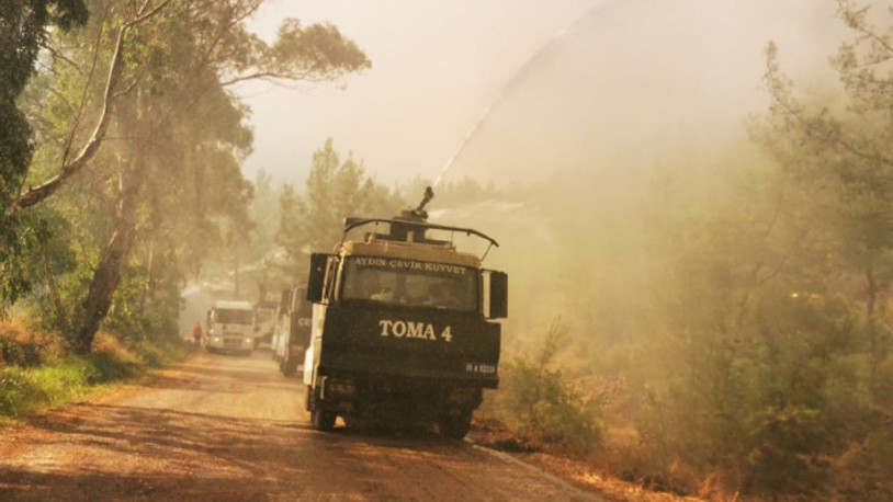 Marmaris'te TOMA'lar yangın söndürme çalışmalarına katıldı