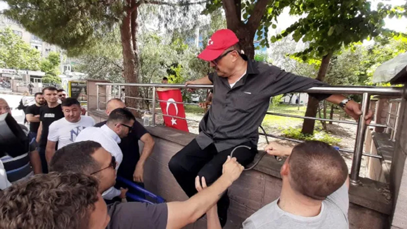 MHP’li başkana tepki gösteren esnaf, kendini demir parmaklıklara zincirledi