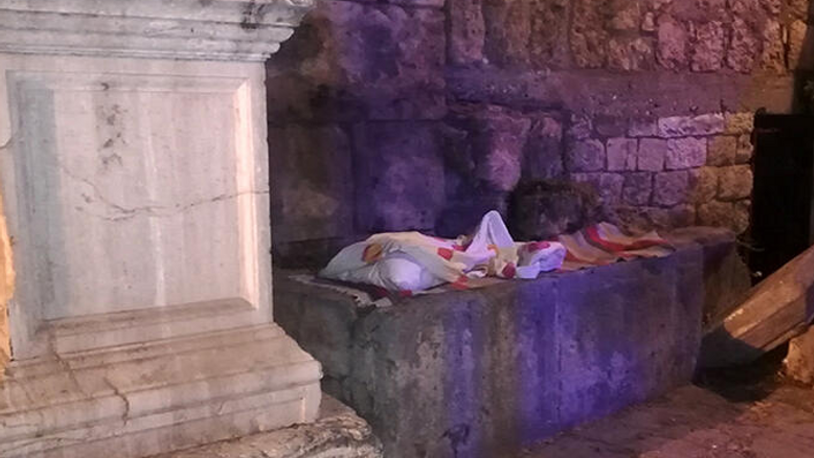 Roma imparatoru için yapılan kapı, evsizlerin yatağı oldu