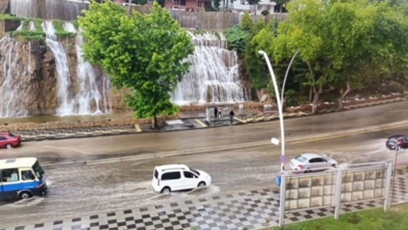 Sağanak yağış nedeniyle su basan binada bir kişinin cansız bedenine ulaşıldı