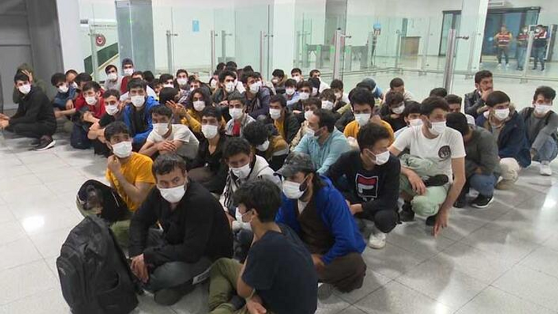 Sınır dışı edilen 236 Afgan uçakla ülkelerine gönderildi