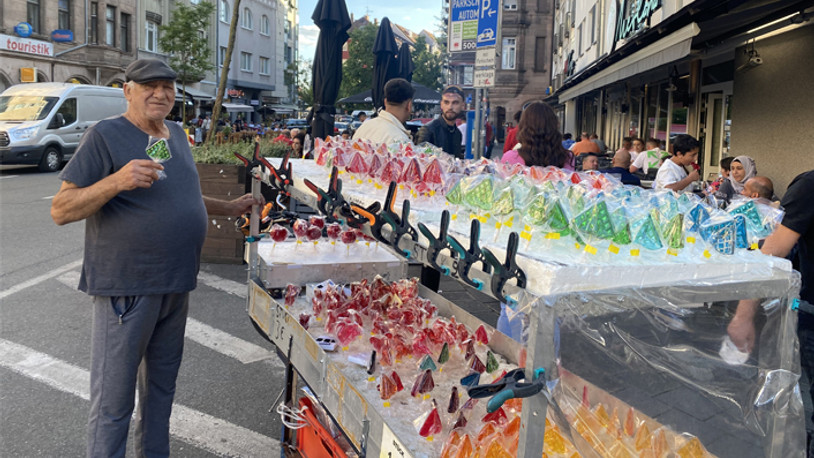 72 yaşında elma şekeri satıp ev ekonomisine katkı sağlıyor