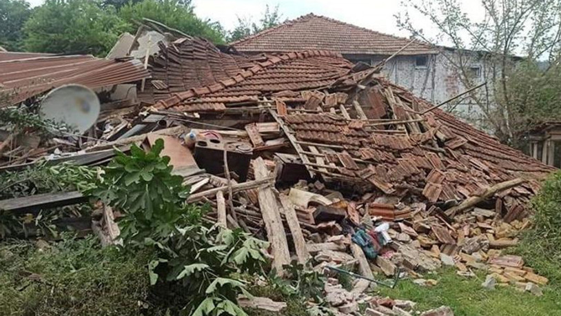 Bayram ziyaretine giden ailenin evi çöktü