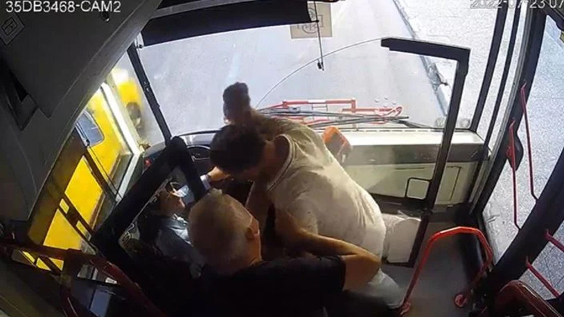 İzmir'de kadın otobüs şoförüne yumruklu saldırı!