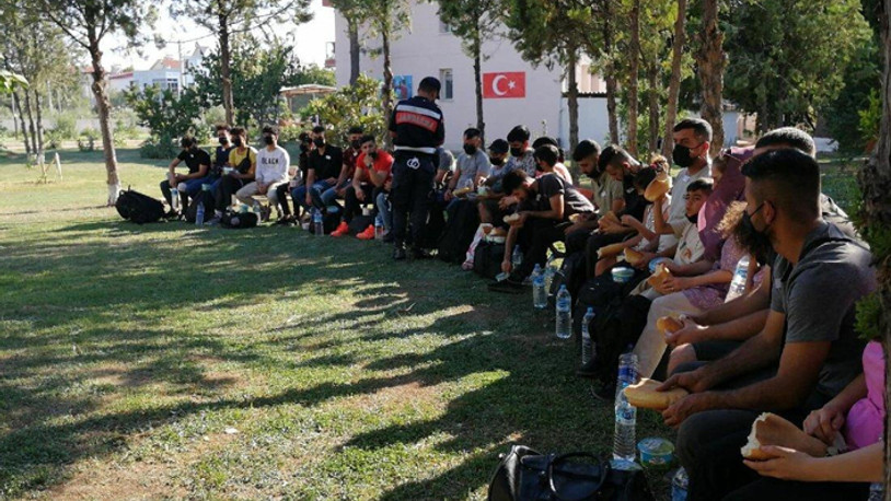 İzmir’de 278 kaçak göçmen ile 4 organizatör yakalandı