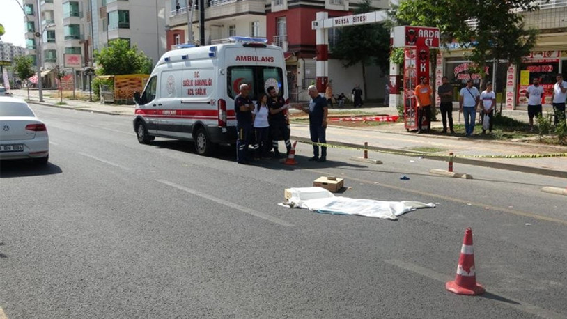 Karşıdan karşıya geçmeye çalışan çocuğa önce taksi, sonra otobüs çarptı