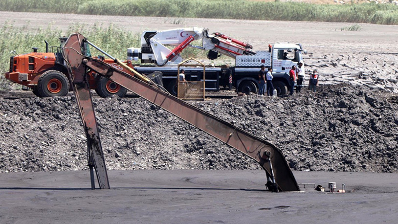 Kömür ocağında tonlarca çamurun altında kalan kepçe operatörü aranıyor
