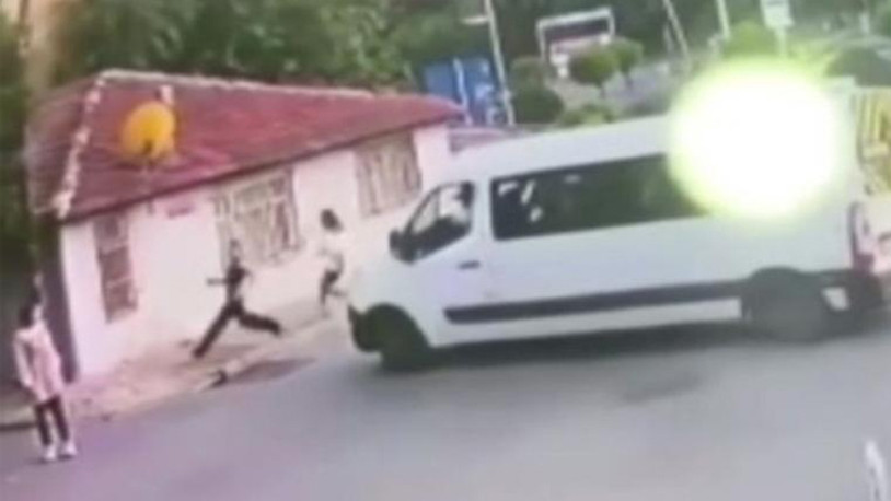 Minibüs şoförü, yaya geçidini kapattığı için kendisini uyaran iki kadının üzerine aracını sürdü