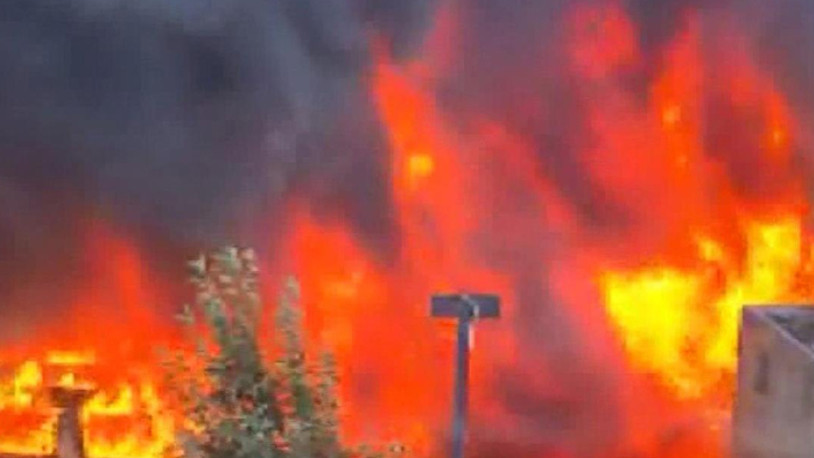 Otoparkta korkutan yangın: 16 ticari araç küle döndü