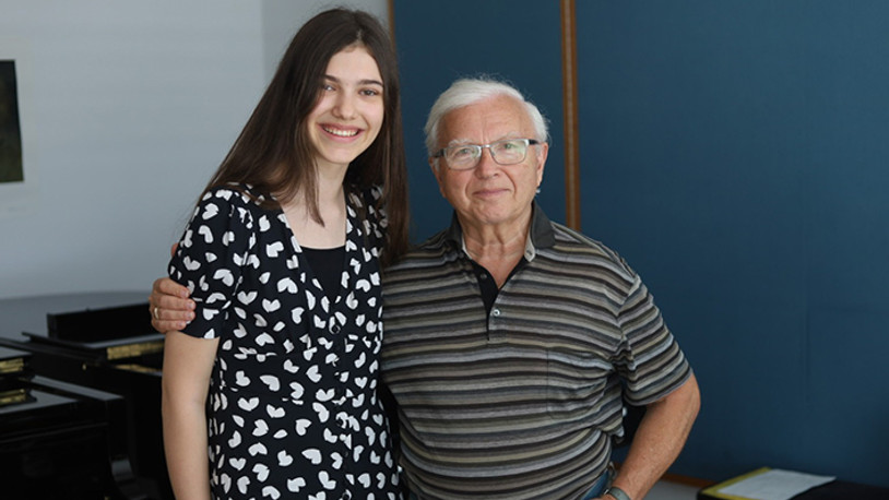 Piyanonun harika çocuğu İlyun Bürkev’den büyük başarı: Dünyaca ünlü sanatçıların yetiştiği Mozarteum Üniversitesi'ni birincilikle kazandı