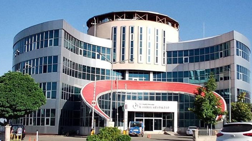 Sırasını beklemediği için kendisini uyaran doktora saldırdı