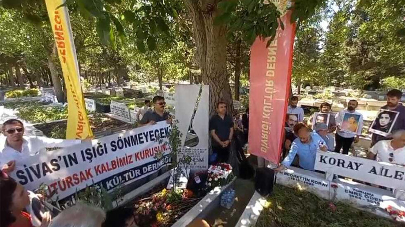 Sivas Katliamı'nda yaşamını yitiren halk ozanı Nesimi Çimen, kabri başında anıldı