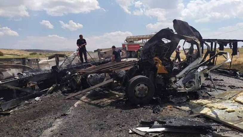 TIR ile kamyonetin çarpıştığı feci kazada 3 kişi hayatını kaybetti